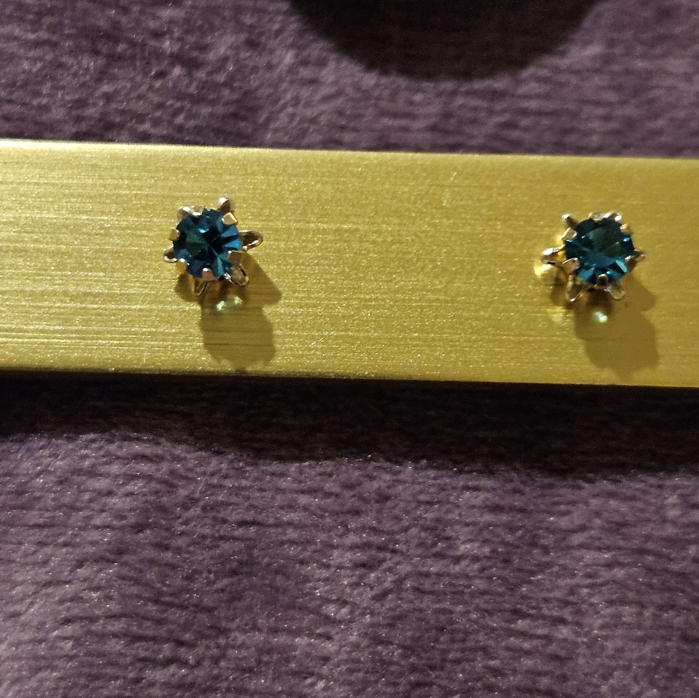 Estate Find Stud Earrings-Untested - image 4